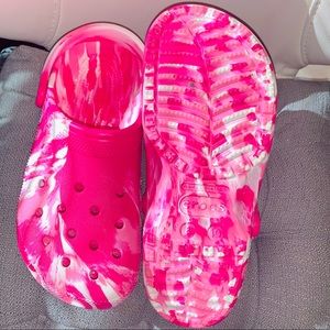 Pink tie-dye crocs💓